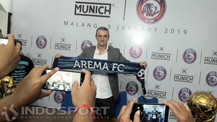 Milomir Seslija, pelatih kepala Arema FC. Copyright: © INDOSPORT/Ian Setiawan