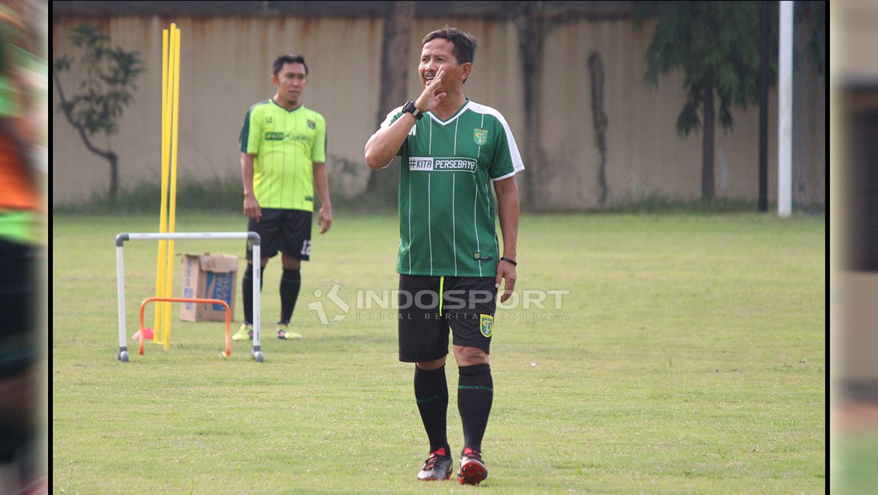 Djadjang Nurdjaman langsung memimpin latihan Persebaya di Lapangan Polda Jatim. Sabtu (12/1/19). Copyright: © Fitra Herdian/Indosport.com