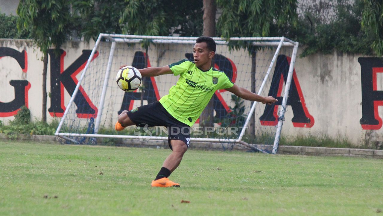 Irfan Jaya ikut berlatih di Lapangan Polda Jatim. Sabtu (12/1/19). Copyright: © Fitra Herdian/Indosport.com