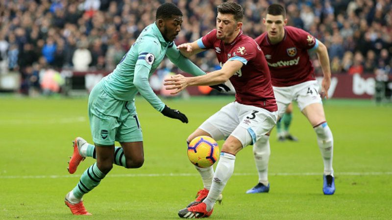 Duel pemain West Ham United vs Arsenal. Copyright: © Getty Images