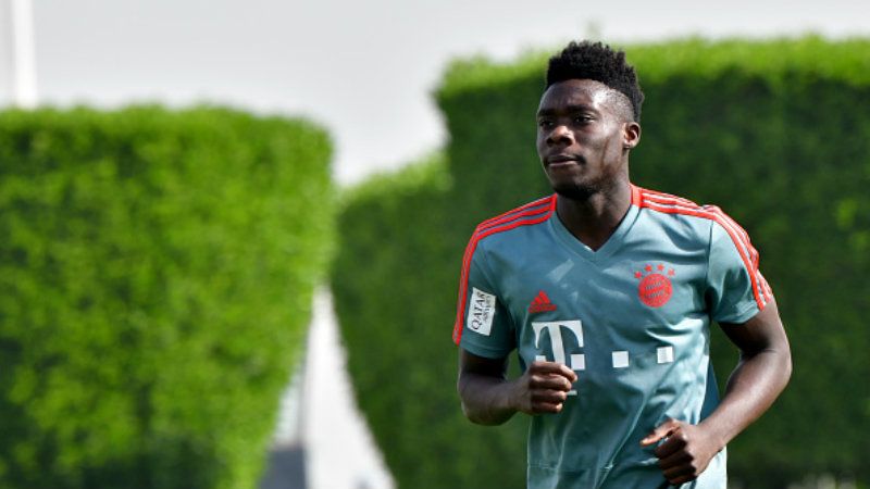 Bintang Muda Bayern Munchen, Alphonso Davies mengingat momen di mana Lionel Messi menjadi murka dan membuat dirinya ciut saat akan meminta bertukar seragam. Copyright: © Getty Images