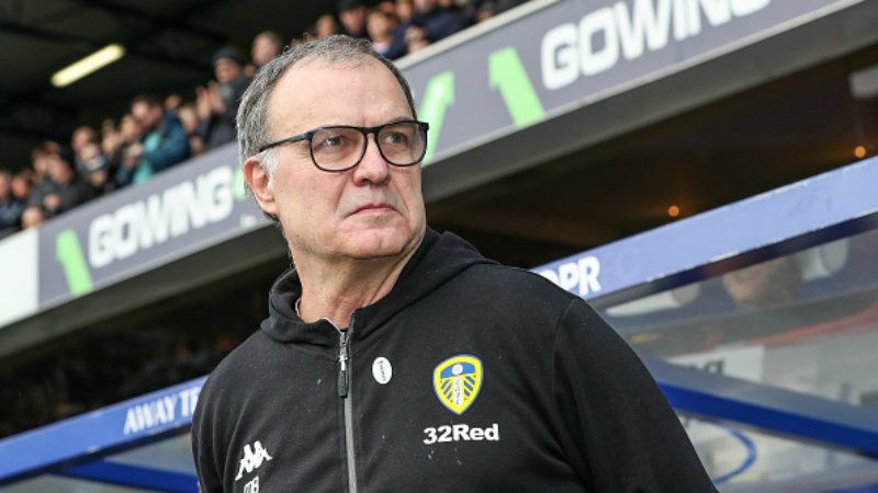 Sosok pelatih legendaris nan kontroversial asal Argentina, Marcelo Bielsa, tak bisa dilepaskan dari kesuksesan Leeds United promosi ke Liga Inggris musim ini. Copyright: © Getty Images