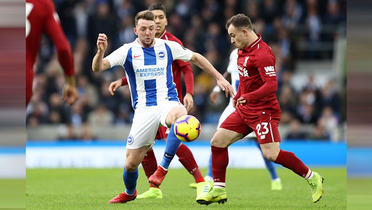 Perebutan bola di lini tengah antara Xherdan Saqiri (kanan) dengan pemain Brighton Copyright: © Getty Images