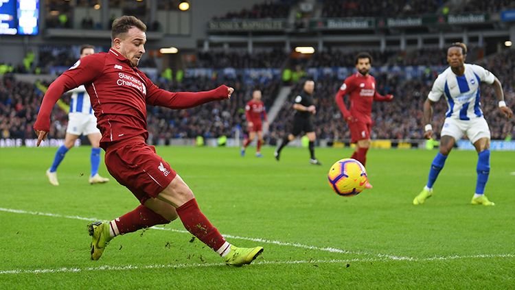 Xherdan Shaqiri kirimkan umpan lambung ke pertahanan lawan Copyright: © Getty Images