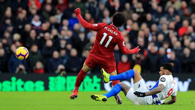 Mohamed Salah ditekel dari belakang oleh pemain tuan rumah Copyright: © Getty Images