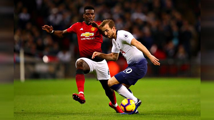 Perebutan bola antara Paul Pogba (kiri) dengan Harry Kane (kanan) Copyright: © INDOSPORT