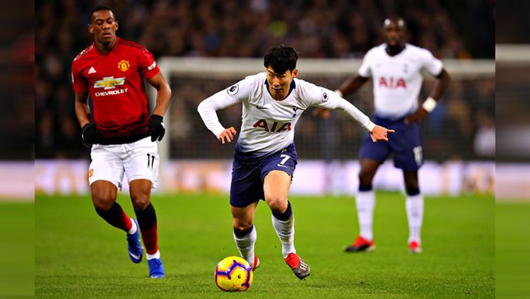 Son Heung Min tanpa kawalan menggiring bola Copyright: © INDOSPORT