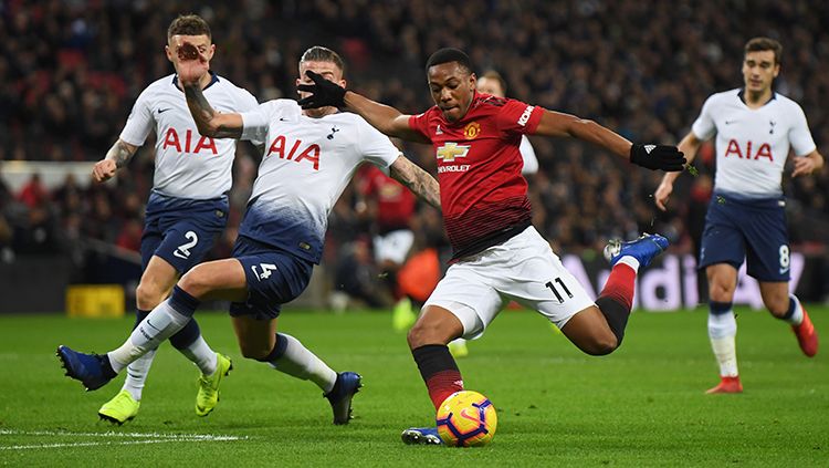 Anthony Martial (kanan) saat hendak melakukan shooting namun dapat kawan khusus dari Toby Alderweireld Copyright: © INDOSPORT