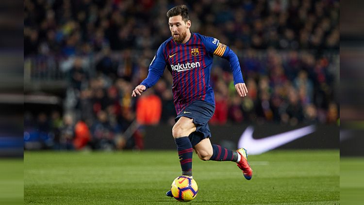Pemain megabintang Barcelona, Lionel Messi tengah membawa bola. Copyright: © INDOSPORT