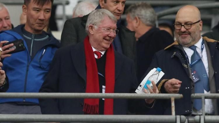 Mantan Pelatih Manchester United, Sir Alex Ferguson tersenyum dalam laga kontra Tottenham Hotspur, Senin (14/01/19) Copyright: © The Sun