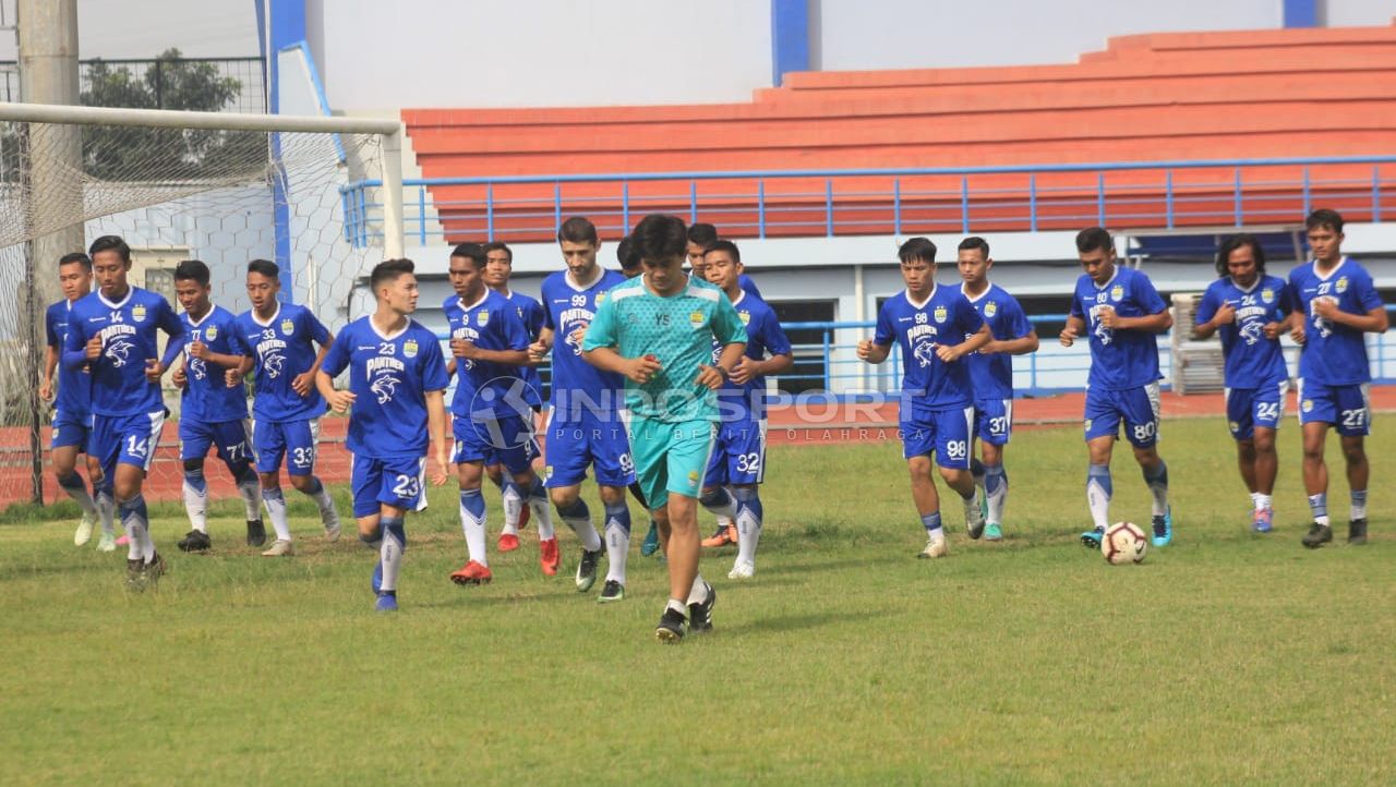 Latihan perdana Persib Bandung. Copyright: © Arif Rahman/Indosport.com