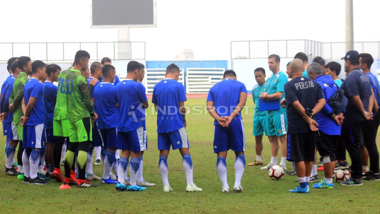 Latihan perdana Persib Bandung. Copyright: © Arif Rahman/Indosport.com