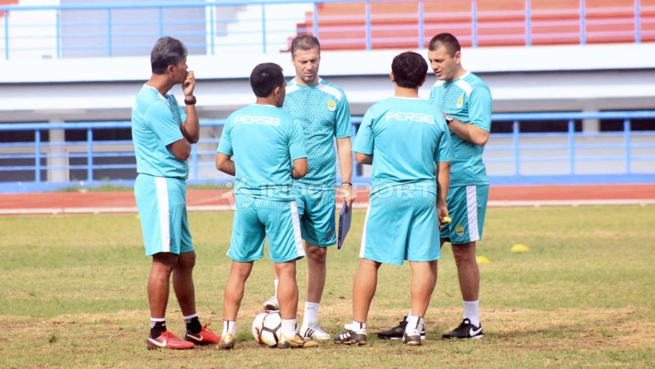 Staff dan Pelatih Persib Bandung, Miljan Radovic (tengah). Copyright: © Arif Rahman/Indosport.com