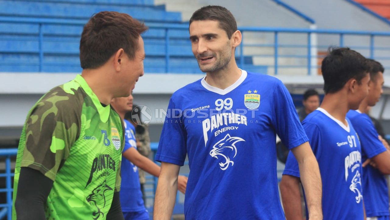 Srdan Lopicic (tengah) yang juga pernah memperkuat Persib kini menjabat sebagai asisten pelatih di Borneo FC. Copyright: © Arif Rahman/Indosport.com