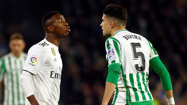 Laga Real Betis vs Real Madrid diwarnai insiden yang melibatkan Marc Bartra dan Vinicius Jr. Copyright: © Twitter/@InfosFuteboI