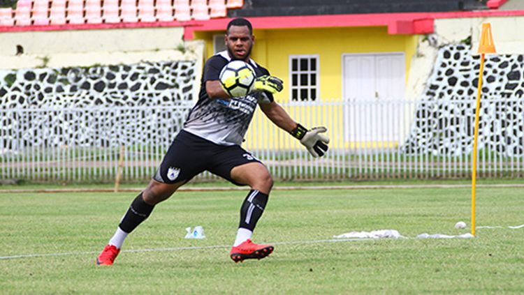 Kiper Persipura Jayapura Pierre Florencio Fernando Kahol. Copyright: © Erik/Cendrawasih Pos Online