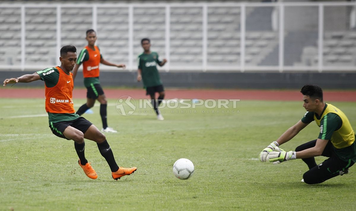 Aksi kiper Nadeo Argawinata (kanan) menggagalkan peluang rekannya Syafril Lestaluhu. Copyright: © Herry Ibrahim/Indosport.com