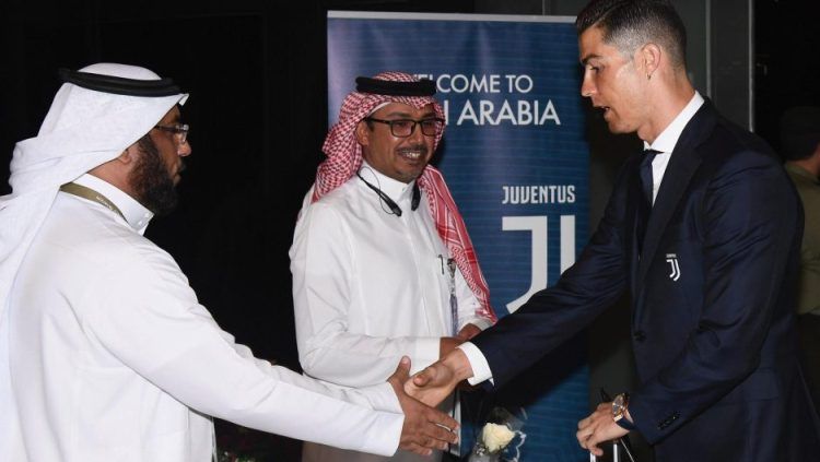 Pemain Juventus, Cristiano Ronaldo baru tiba di Arab Saudi untuk laga kontra AC Milan. Copyright: © The Sun