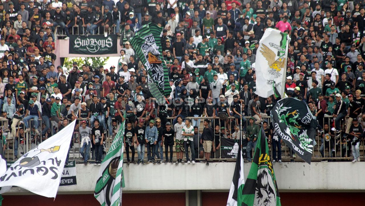 Sejumlah suporter PSS Sleman, Brigata Curva Sud (BCS) membentangkan giant flag. Copyright: © Ronald Seger Prabowo/Indosport.com