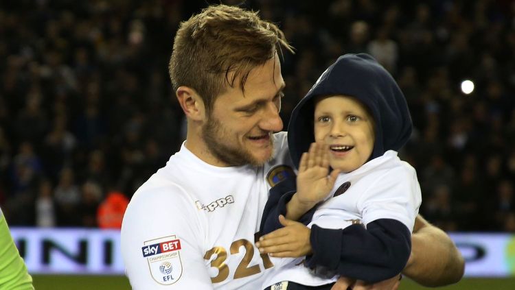 Liam Cooper dan Fan Leeds United Copyright: &copy; Twitter @LUFC