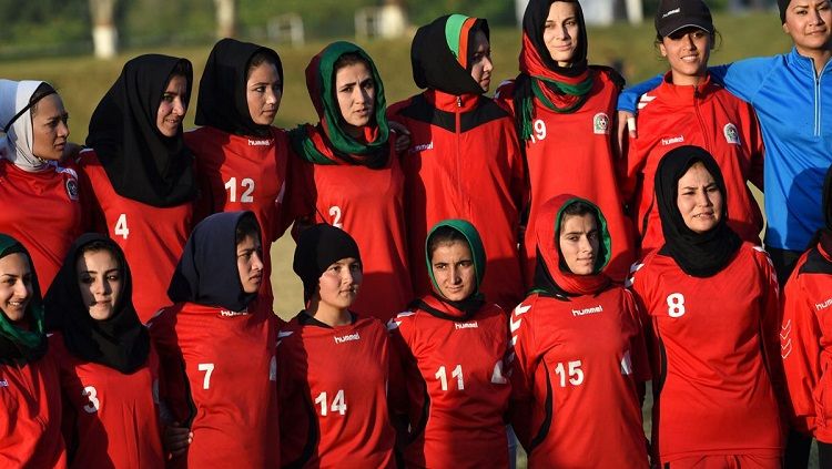 Takut Ketahuan Taliban, Pesepak Bola Wanita Afghanistan Bakar Jersey. Copyright: © Beyond Sport