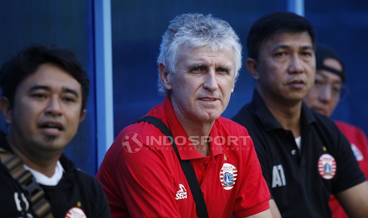 Pelatih anyar Persija Jakarta, Ivan Kolev belum memimpin latihan secara langsung. Ia hanya memantau dari pinggir lapangan. Copyright: © Herry Ibrahim/INDOSPORT