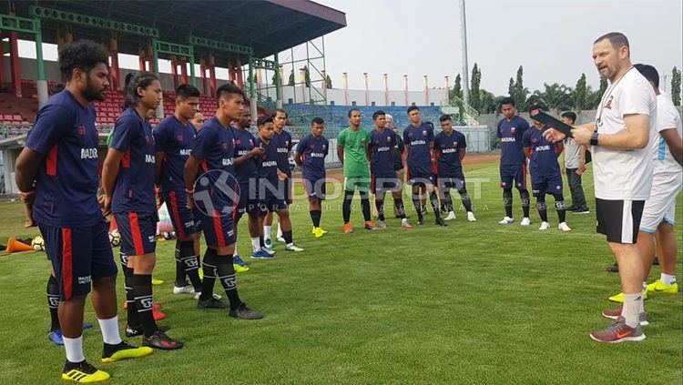 Dejan antonic saat memimpin latihan pertama Madura United. Copyright: © Ian Setiawan/INDOSPORT