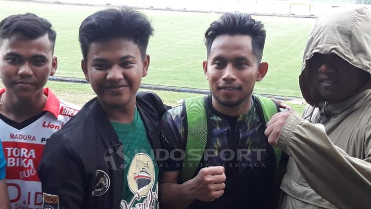 Andik Vermansah foto bersama Bonek dan K-Conk Mania Copyright: © Ian Setiawan/INDOSPORT