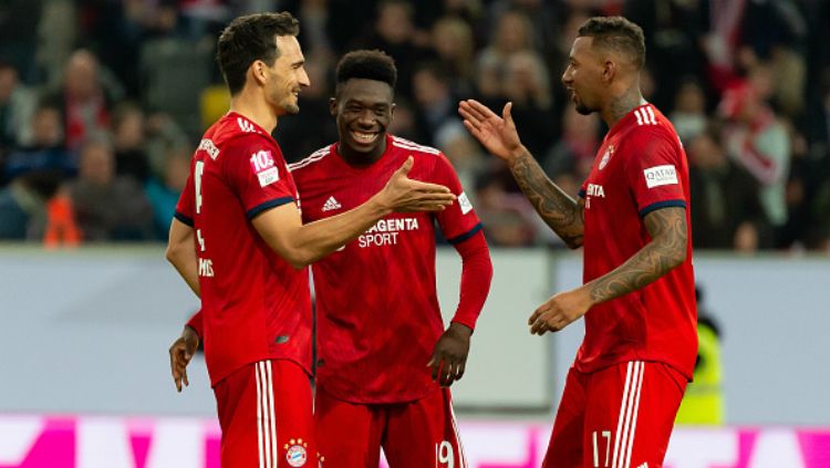 Mats Hummels, Alphonso Davies, dan Jerome Boateng selebrasi kemenangan Bayern Munchen. Copyright: © INDOSPORT