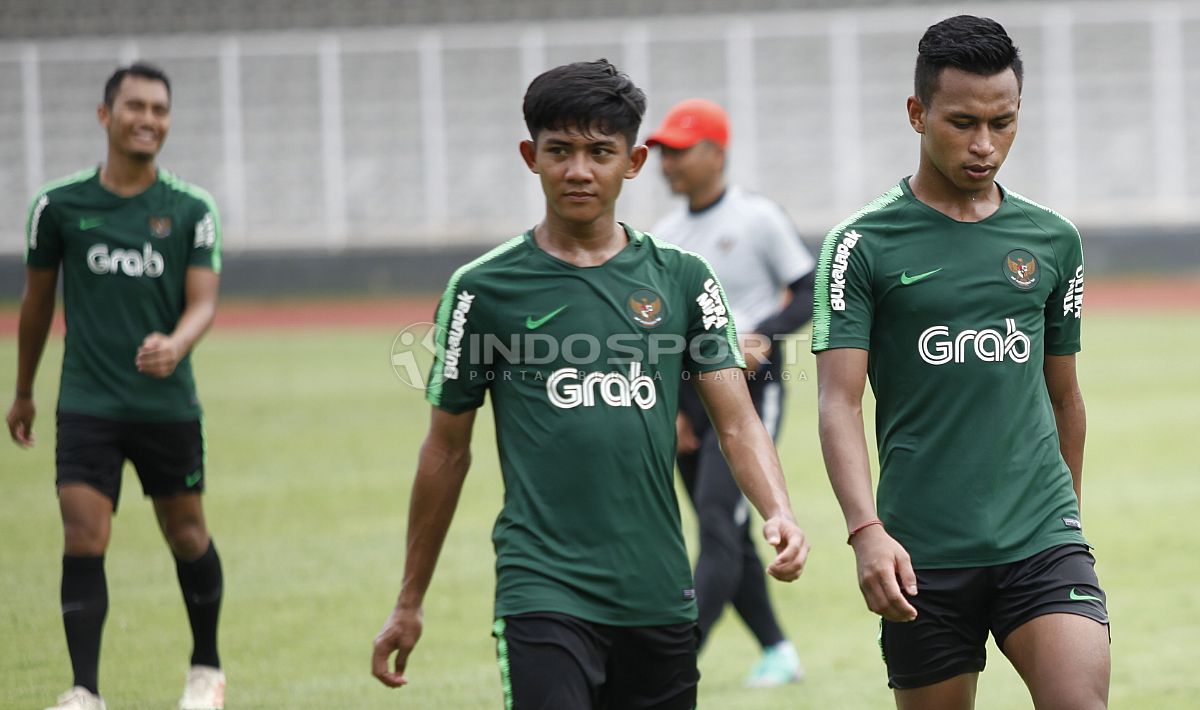 Firza Andika dan Osvaldo Haay jalan bersama usai latihan. Copyright: © Herry Ibrahim/Indosport.com