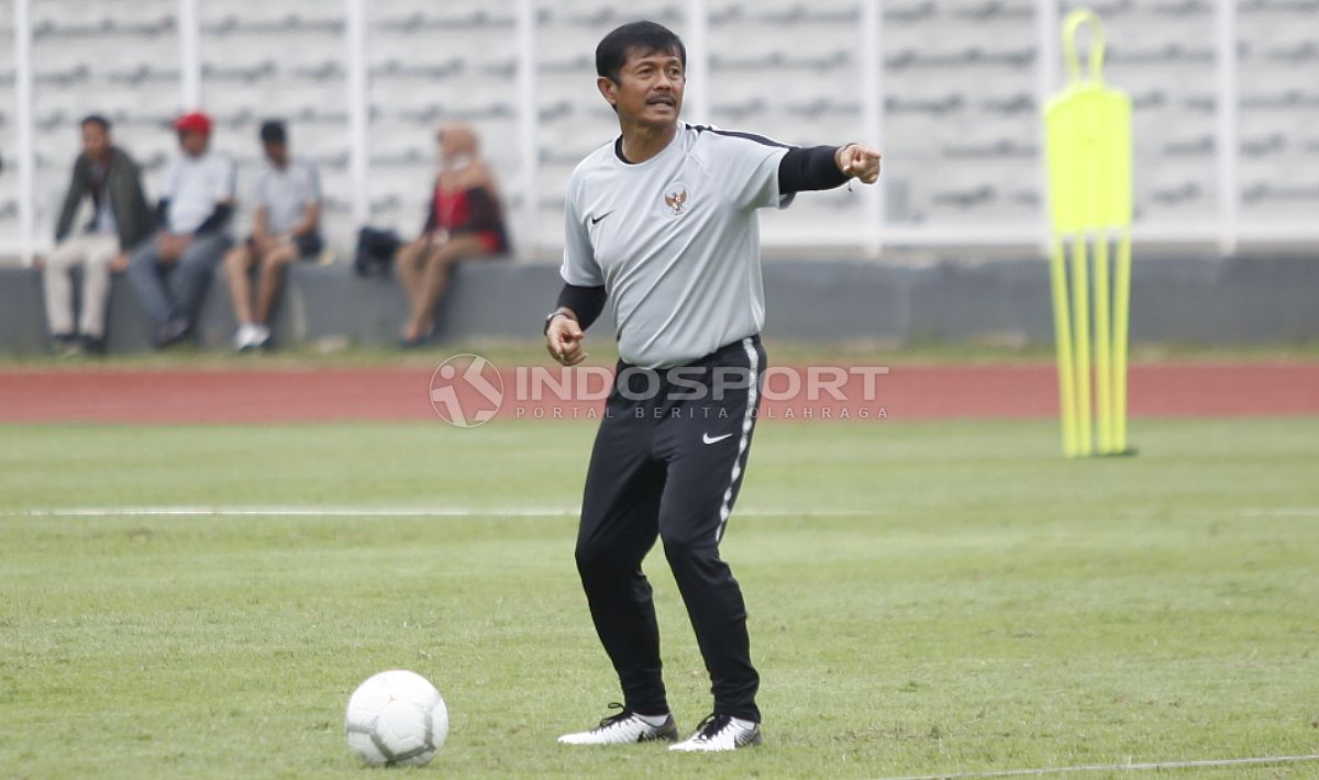 Gaya pelatih Indra Sjafri saat memberikan arahan kepada para pemainnya. Copyright: © Herry Ibrahim/Indosport.com