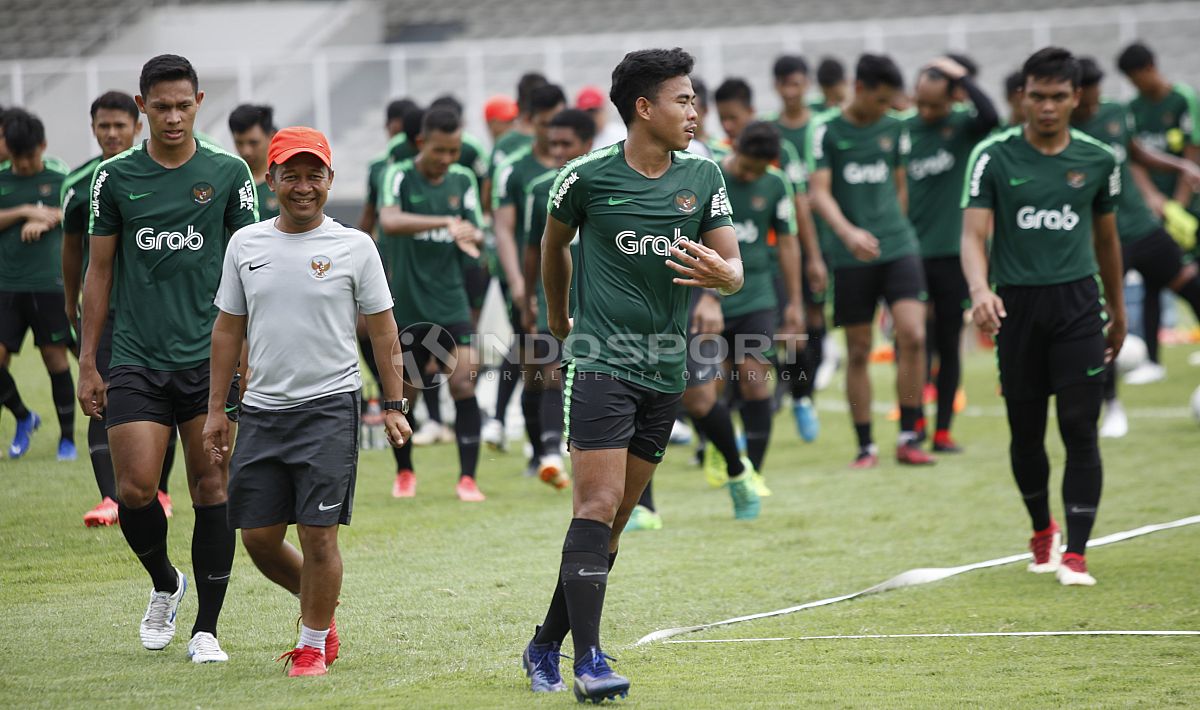 Nurhidayat (tengah) bersama pemain Timnas Indonesia U-22 lainnya usai melakukan jogging. Copyright: © Herry Ibrahim/Football265.com