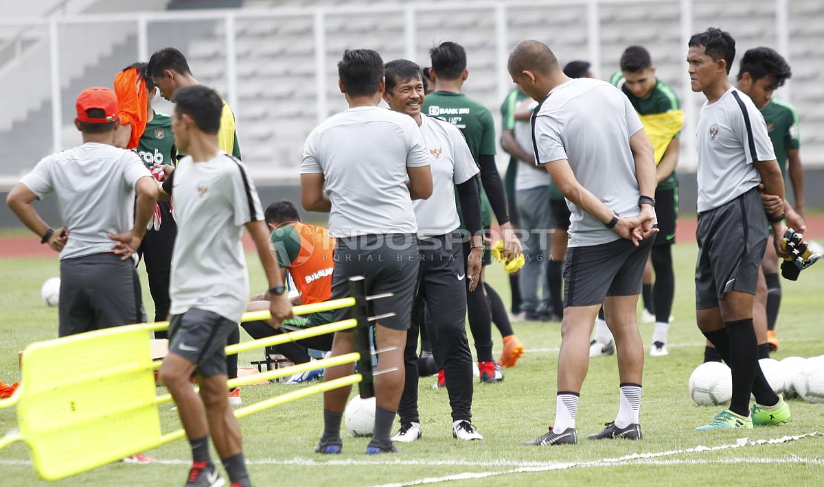 Pelatih Indra Sjafri berdiskusi dengan para asistennya di sela-sela latihan. Copyright: © Herry Ibrahim/Indosport.com