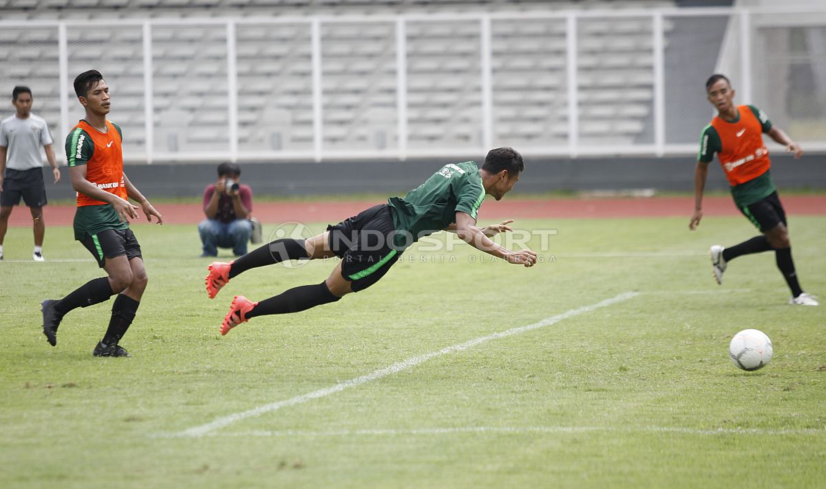 Aksi sundulan Dimas Drajad di depan gawang. Copyright: © Herry Ibrahim/Soicaumienbac.cc