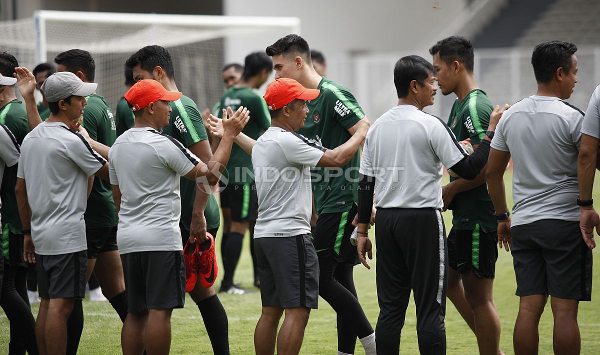 Seperti biasa, jajaran pelatih, ofisial, dan para pemain berkeliling salaman usai melakukan latihan. Copyright: © Herry Ibrahim/Indosport.com