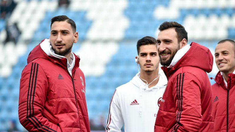 Gianluigi Donnarumma (kiri), bersama Franck Kessie dan Suso, masih masuk daftar jual AC Milan. Copyright: © INDOSPORT