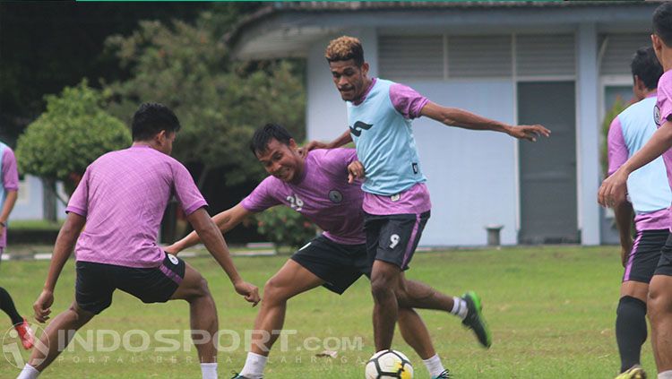 Ricky Kambuaya (rambut pirang). Copyright: © Ronald Seger/INDOSPORT