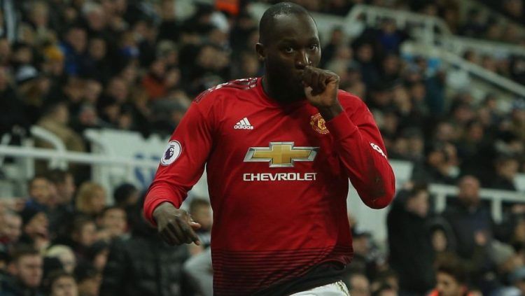 Napoli kabarnya berencana untuk membajak pemain Manchester United, Romelu Lukaku, dari 'tangan' Juventus dan Inter Milan. Copyright: © The Sun