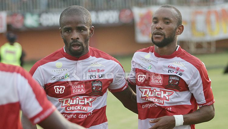 Greg Nwokolo (kiri) melakukan selebrasi gol dengan Zah Rahan (kanan). Copyright: © Ian Setiawan/INDOSPORT
