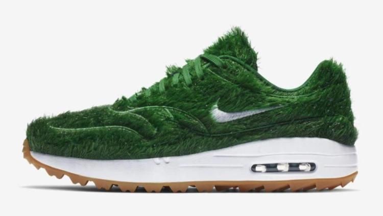 Seri Golf Air Max 1 dari Nike yang ditutupi rumput sintetis Copyright: &copy; The Sun
