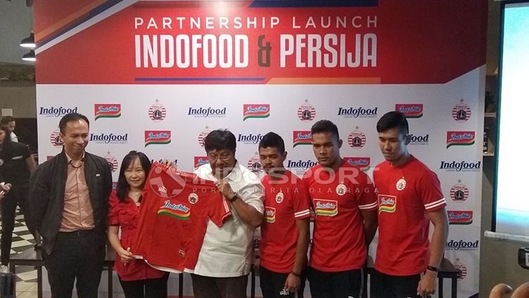 Kerjsama antar brand makanan dan Persija Jakarta Copyright: © Zainal Hasan/INDOSPORT