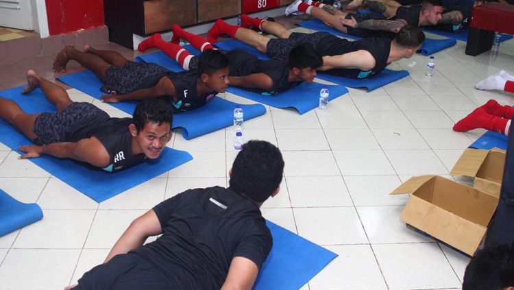 Penggawa PSM Makassar melakukan latihan di dalam ruang ganti. Copyright: © PSM Makassar