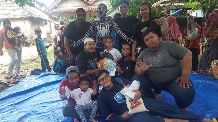 Charity Paguyuban Suporter klub sepak bola Eropa wilayah Tangsel kepada korban bencana tsunami di Paniis, Tamanjaya, Ujung Kulon, Banten. Copyright: © Dok Pribadi