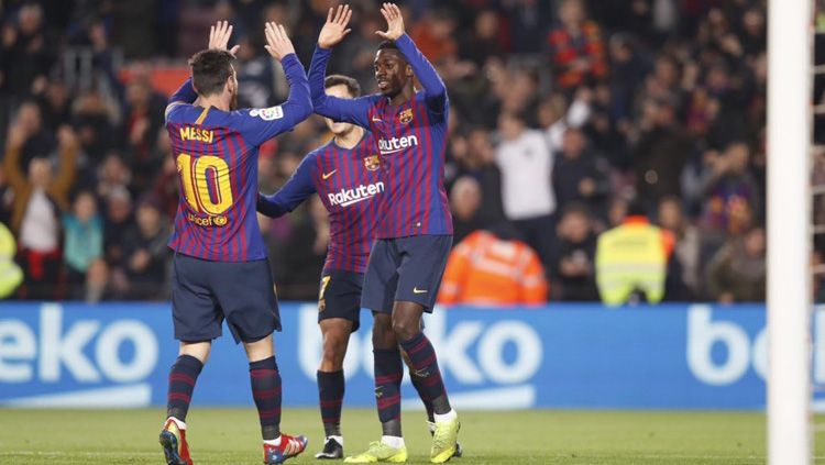 Kapten Barcelona Lionel Messi (kiri) merayakan gol Ousmane Dembelle (kanan) ke gawang Levante di partai Copa del Rey, Jumat (18/01/19). Copyright: © Twitter/@tobiasram1r0