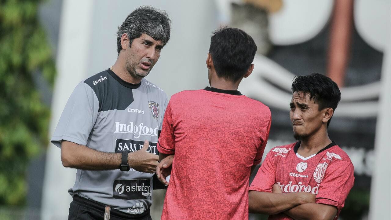 Stefano Cugurra Teco memberikan arahan kepada pemain Bali United dalam sesi latihan. Copyright: © baliutd.com