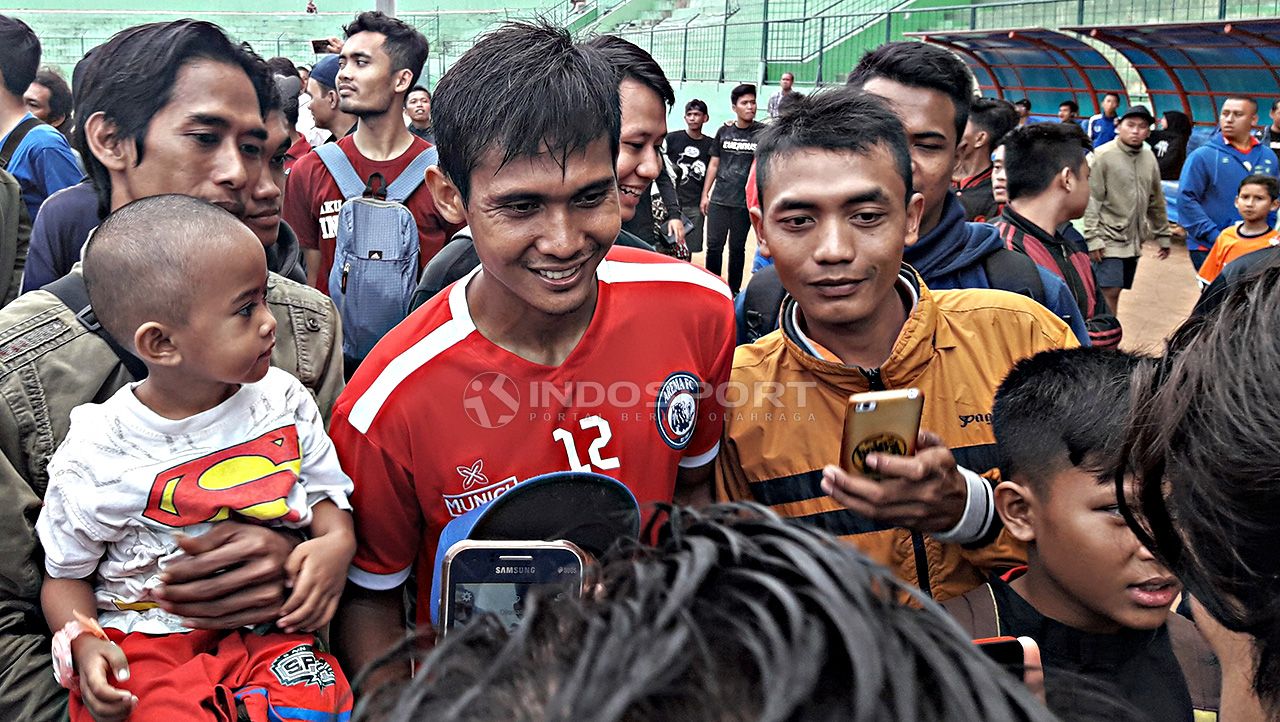 Hendro Siswanto saat dikerubuti Aremania pada latihan pertama tim. Copyright: © Ian Setiawan/Indosport.com