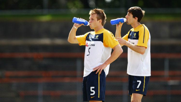 Daniel Mullen (depan) bersama Jason Hoffman dalam latihan Timnas Australia Copyright: © zimbio