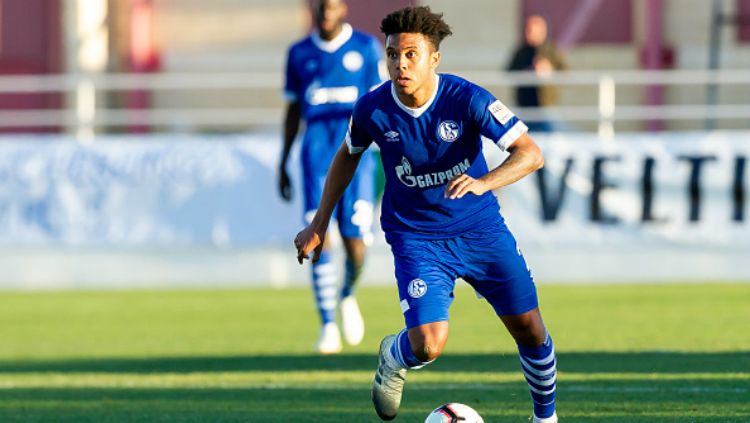 Juventus akhirnya resmi mendatangkan pemain baru pertama mereka di era kepelatihan Andrea Pirlo dengan memboyong wonderkid AS, Weston McKennie dari Schalke 04. Copyright: © INDOSPORT