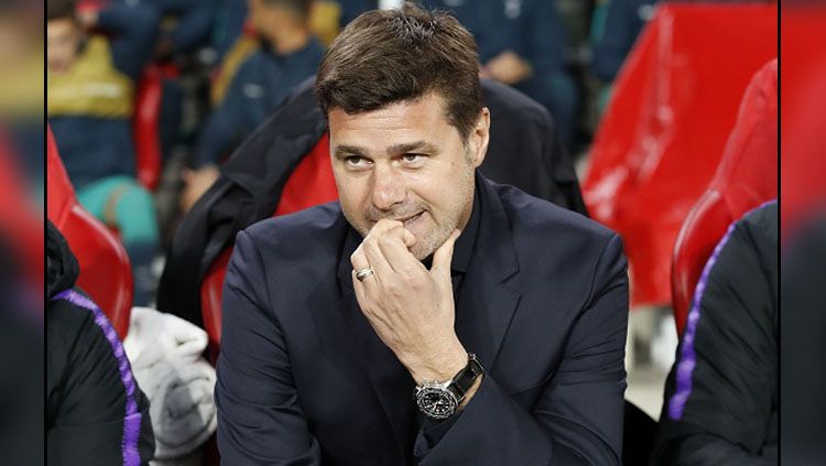 Nasib masa depan Mauricio Pochettino di Tottenham Hotspur kabarnya akan ditentukan ketika skuatnya menghadapi West Ham United pada laga Liga Inggris akhir November nanti. Copyright: © Getty Images