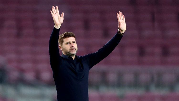 Mauricio Pochettino, pelatih Tottenham Hotspur melambaikan tangan. Copyright: © Getty Images